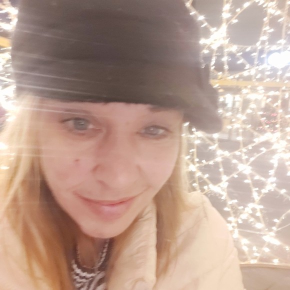 Meet your Posher, Erin 🇨🇦 - Picture 1 of 1